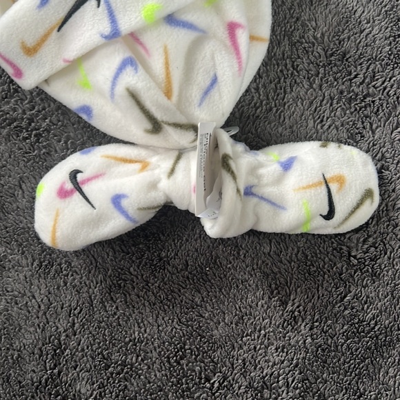 Nike infant hat and mitten set - Picture 5 of 6